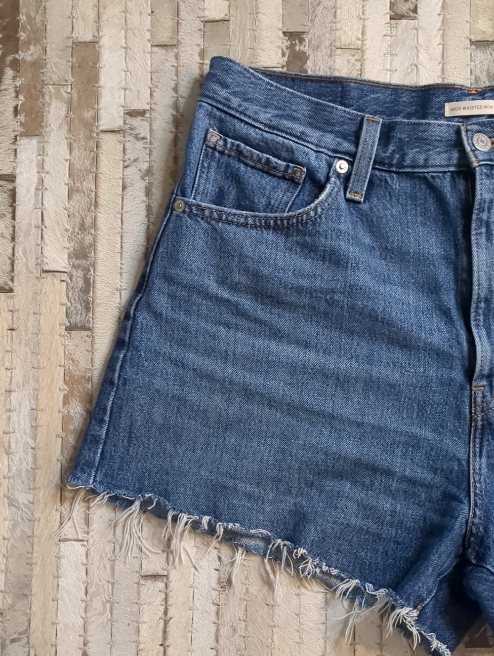 Levi's Women's 31 High Waisted Medium Wash Denim Mom Shorts - Picture 4 of 7